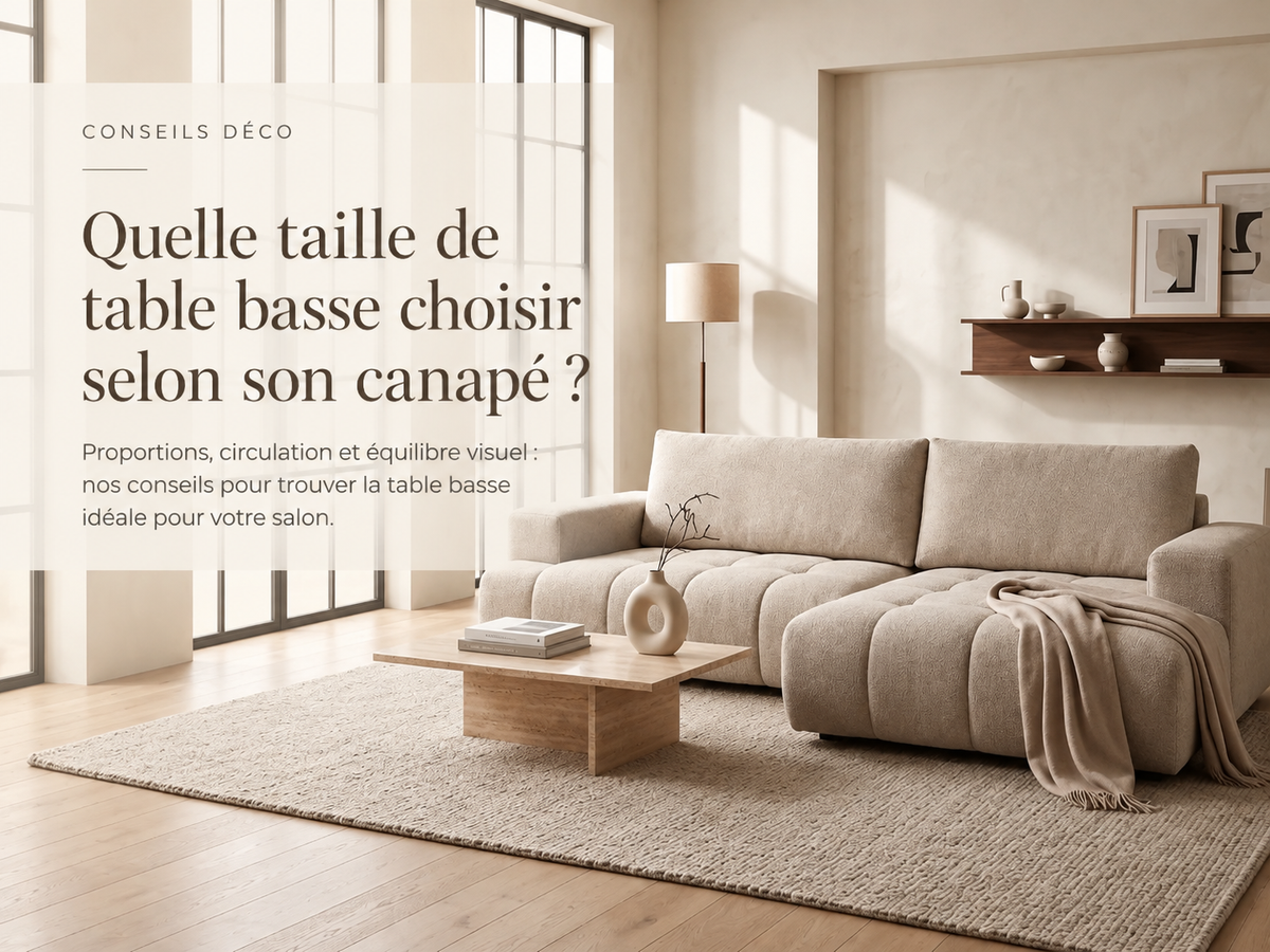 Table basse Luxury Interiors devant un canapé dans un salon